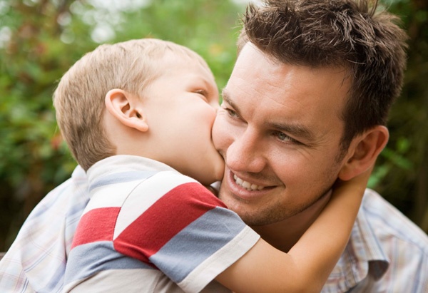 Little boy kissing daddy